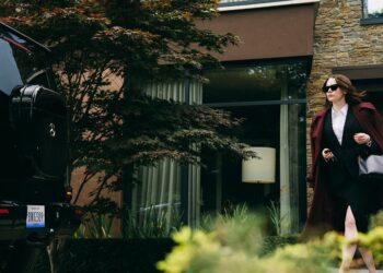 MOVIE | Bugonia official trailer