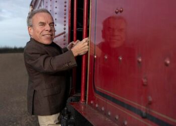 Warwick Davis comes back to Hogwarts in HBO Original Harry Potter television series