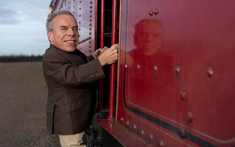 Warwick Davis comes back to Hogwarts in HBO Original Harry Potter television series