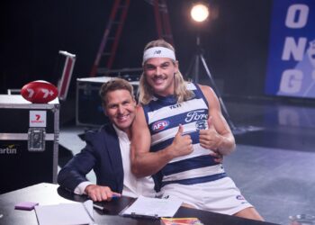 Bruce McAvaney gathers the team in Seven's new AFL campaign