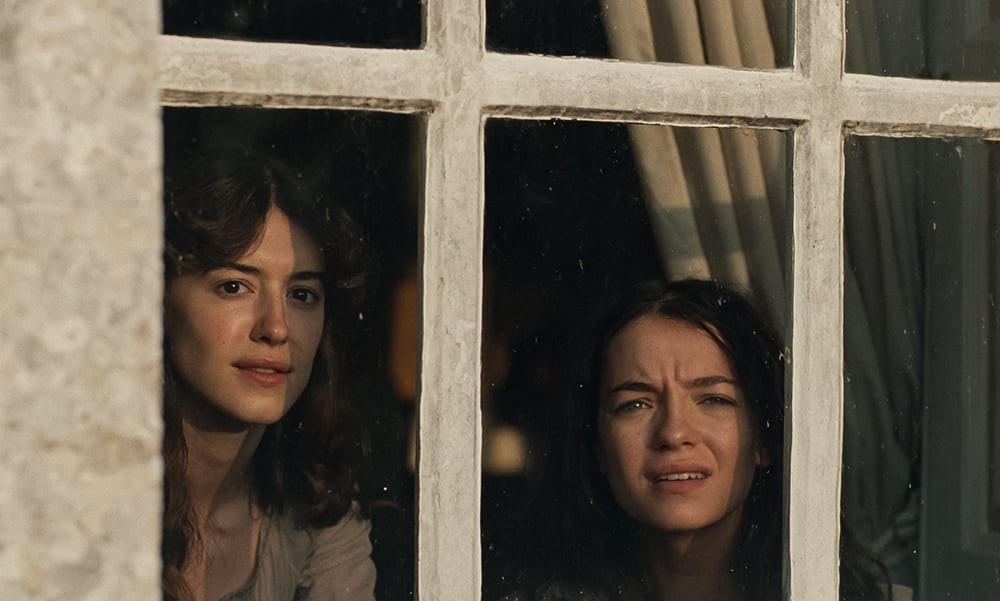 Daisy Edgar-Jones and Esmé Creed-Miles in Sense and Sensibility