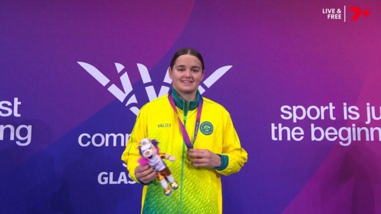 Iona Anderson after winning women's 100m backstroke gold at Glasgow 2026.