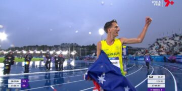 Ky Robinson celebrates after winning the men's 10,000m at Glasgow 2026.