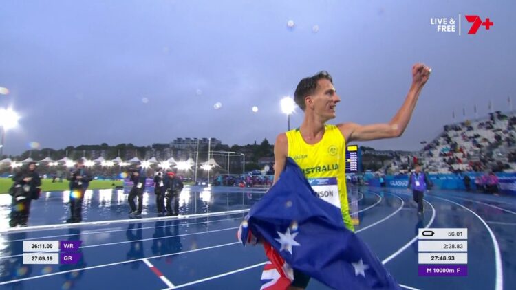 Ky Robinson celebrates after winning the men's 10,000m at Glasgow 2026.
