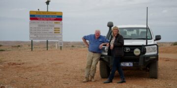 Johanna meets outback mailman Bruce Ross in Coober Pedy on Better Homes and Gardens