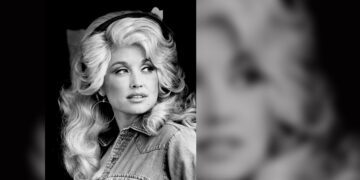 Dolly Parton in a 1977 publicity portrait