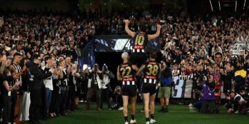 Scott Pendlebury celebrates his record-breaking 433rd AFL game