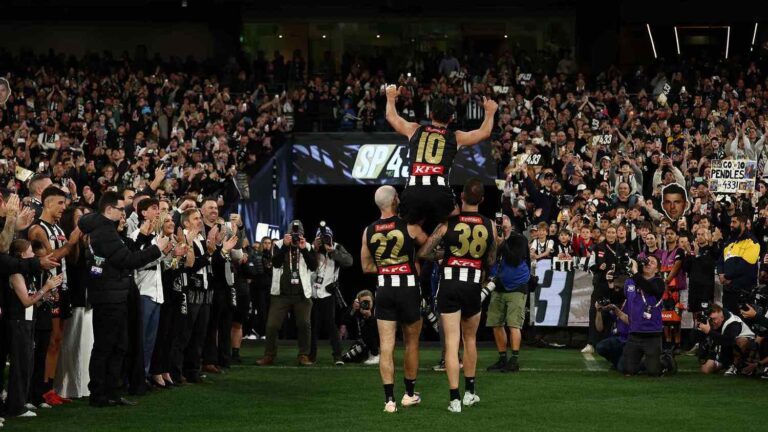 Scott Pendlebury celebrates his record-breaking 433rd AFL game