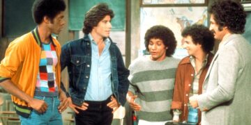 Lawrence Hilton-Jacobs, John Travolta, Robert Hegyes, Ron Palillo and Gabe Kaplan in Welcome Back, Kotter