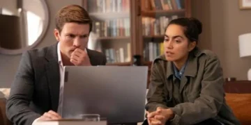 Lynley and Havers examine a laptop