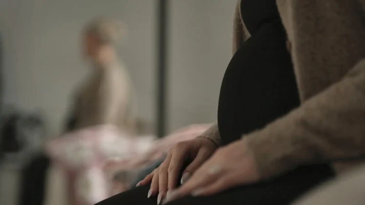Pregnant woman pictured for Four Corners investigation The Pregnancy Penalty