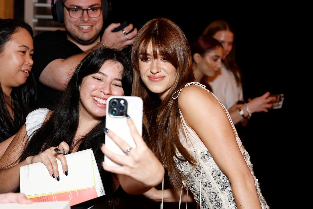 Daisy Edgar-Jones meeting a fan at the Sense and Sensibility premiere