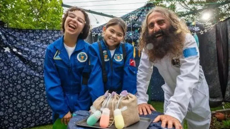 Gardening Australia Junior on ABC Kids: Costa grows a garden in space programme image